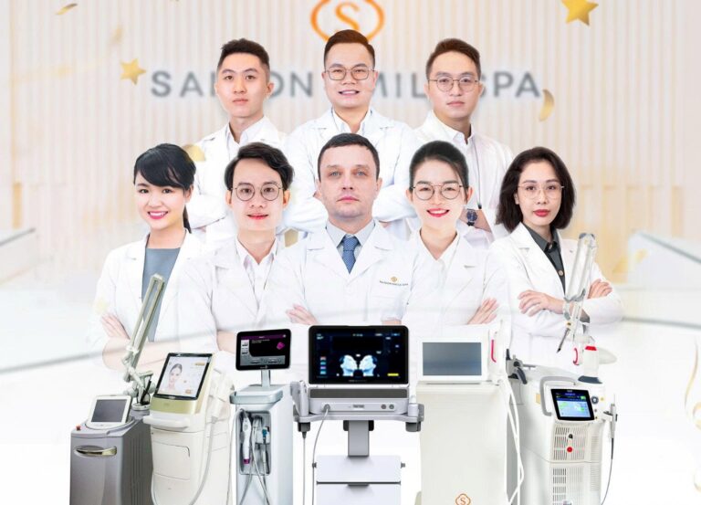 Đồng hành cùng công nghệ là đội ngũ bác sĩ, chuyên gia hàng đầu, được đào tạo bài bản trong và ngoài nước, thường xuyên tham gia các khóa huấn luyện chuyên sâu để nắm vững kỹ thuật mới nhất. Sự kết hợp giữa thiết bị hiện đại và chuyên môn vững vàng chính là yếu tố bảo chứng cho chất lượng dịch vụ làm đẹp tại Saigon Smile suốt 20 năm qua.