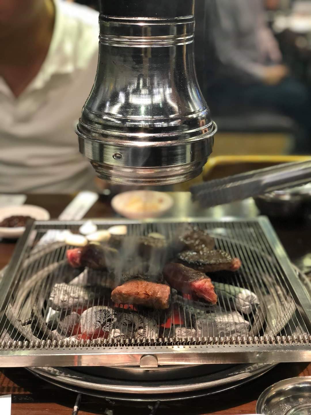 Nhà hàng đầu tư trang bị hệ thống bếp nướng không khói thông minh, hiện đại theo mô hình lẩu nướng không khói từ Hàn Quốc và Nhật Bản. 