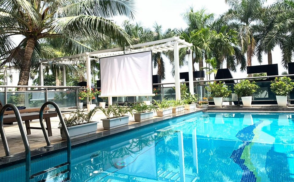 trong khuôn viên của nhà hàng còn có một hồ bơi với những cây dừa được trồng ven bể, giúp nơi này giống như ở một khu du lịch miền nhiệt đới