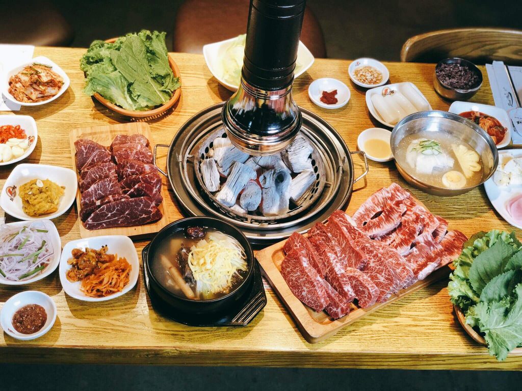 Ở nhà hàng Meat Plus No1 Korean BBQ – Hồ Tây, thực khách ăn thịt nướng giữa mùa hè trong không gian thoáng mát.