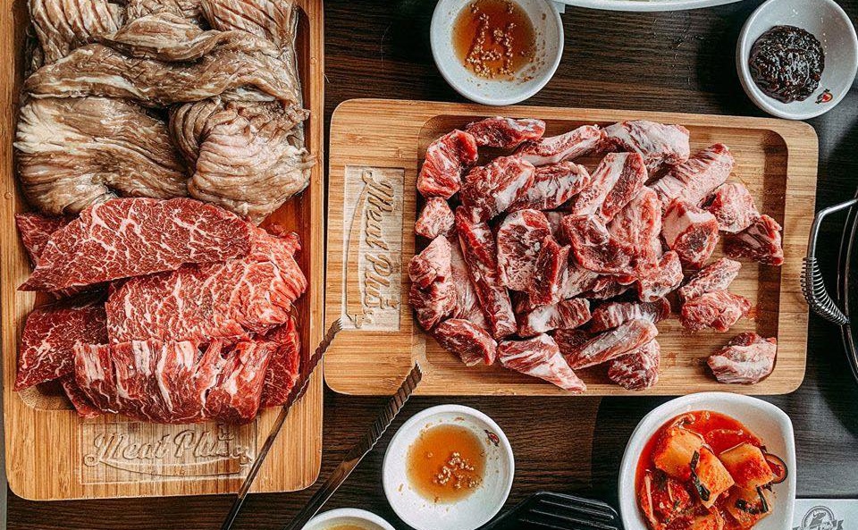 Meat Plus Hồ Tây có lợi thế đặc biệt về chất lượng đồ ăn, với nguyên liệu thịt bò Mỹ nhập khẩu từ Hàn Quốc. Ngoài món chủ đạo này, thực đơn tại Meat Plus Hồ Tây chiêu đãi thực khách nhiều món ăn đa dạng và đặc sắc khác.