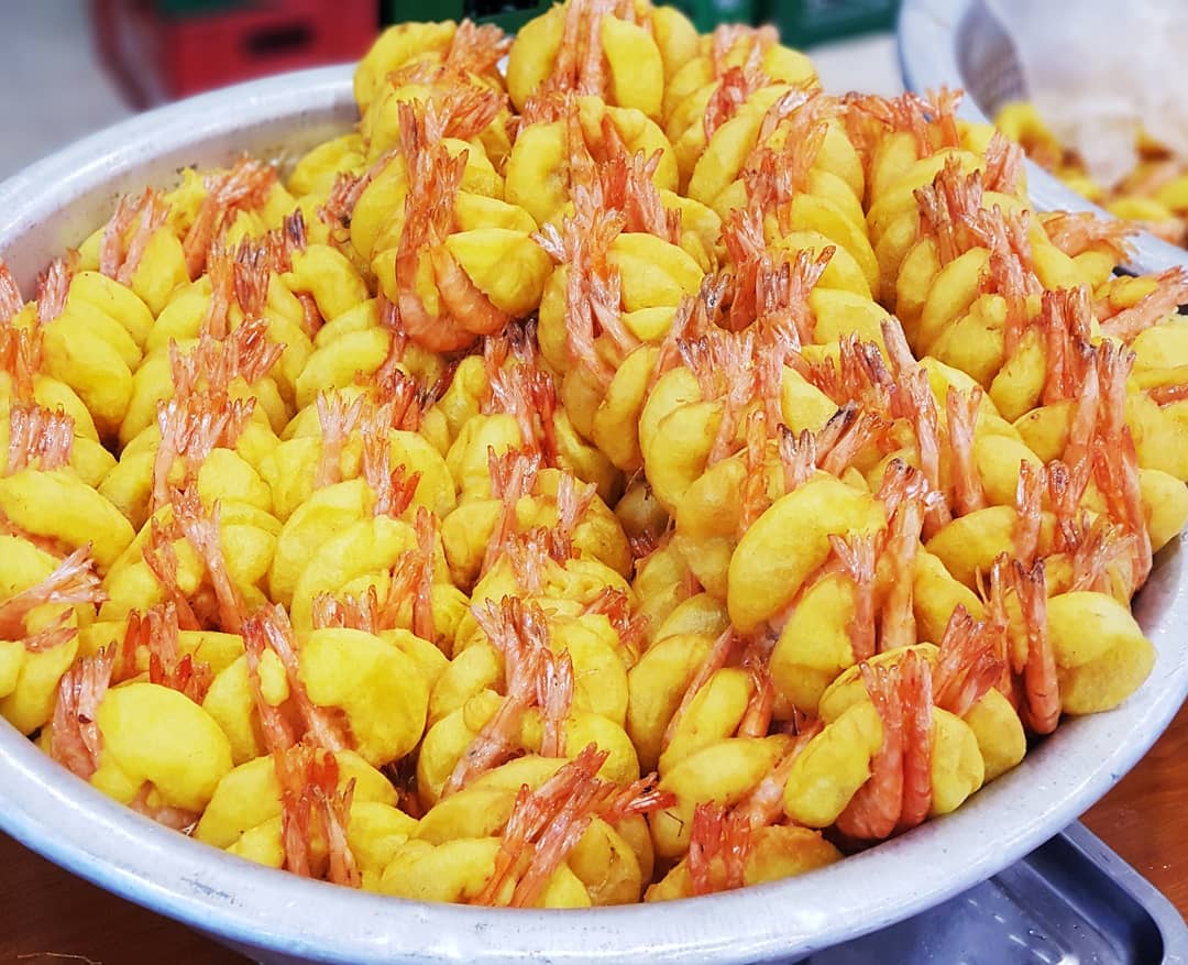 món bánh tôm (tầm 90-100k/suất), ăn ngon miệng, hợp khẩu vị nhiều người, với hương vị truyền thống Hà Thành.