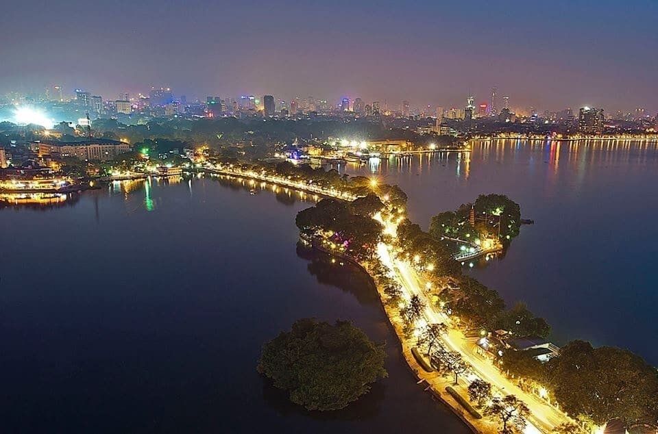 Hồ Tây là một trong những địa điểm nên đến khi du lịch Hà Nội ban đêm