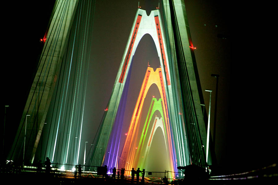Du lịch Hà Nội ban đêm không thể bỏ qua cầu Nhật Tân