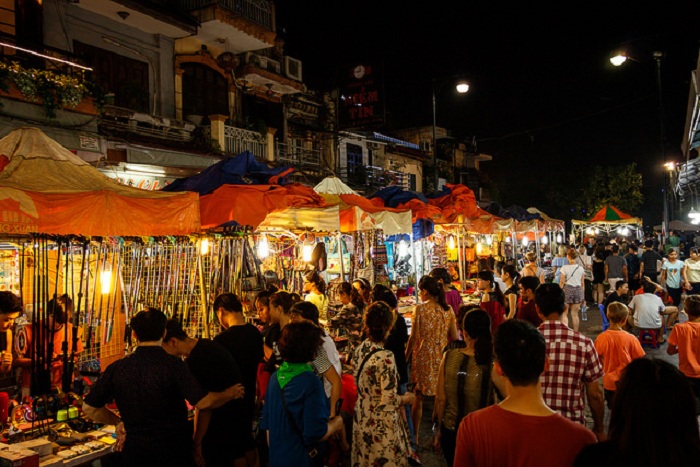 Chợ Đồng Xuân vẫn rất nhộn nhịp vào ban đêm