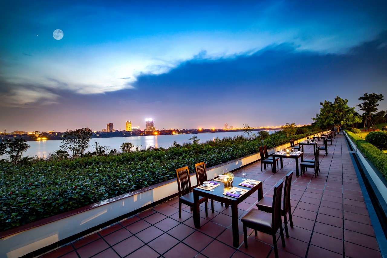 Nhà hàng Nắng Sông Hồng có không gian ngoài trời cực đẹp