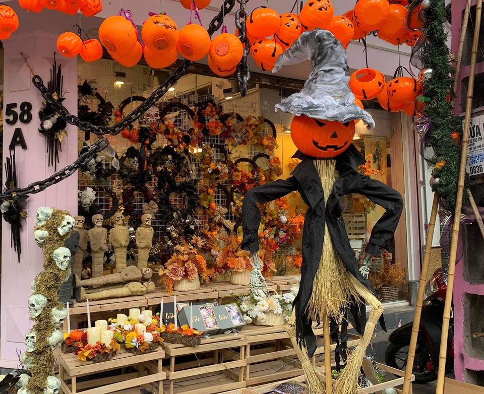 Phố Hàng Mã bày ngập tràn đồ hoá trang cho Halloween