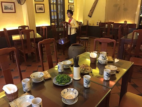 Nhà hàng 1946 mang đậm phong cách Việt ngày xưa