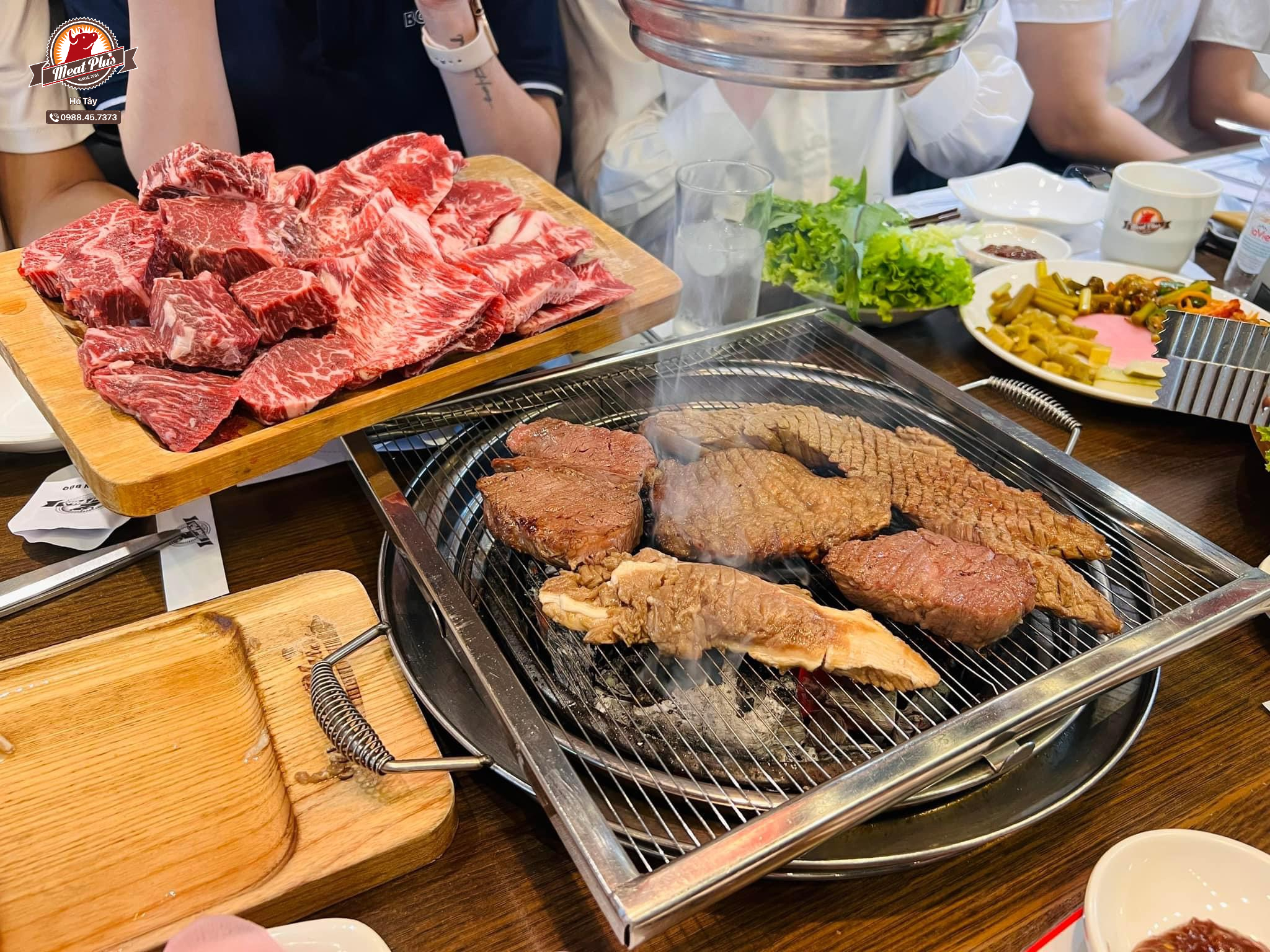 Thịt nướng chuẩn Hàn ở Meat Plus Hồ Tây