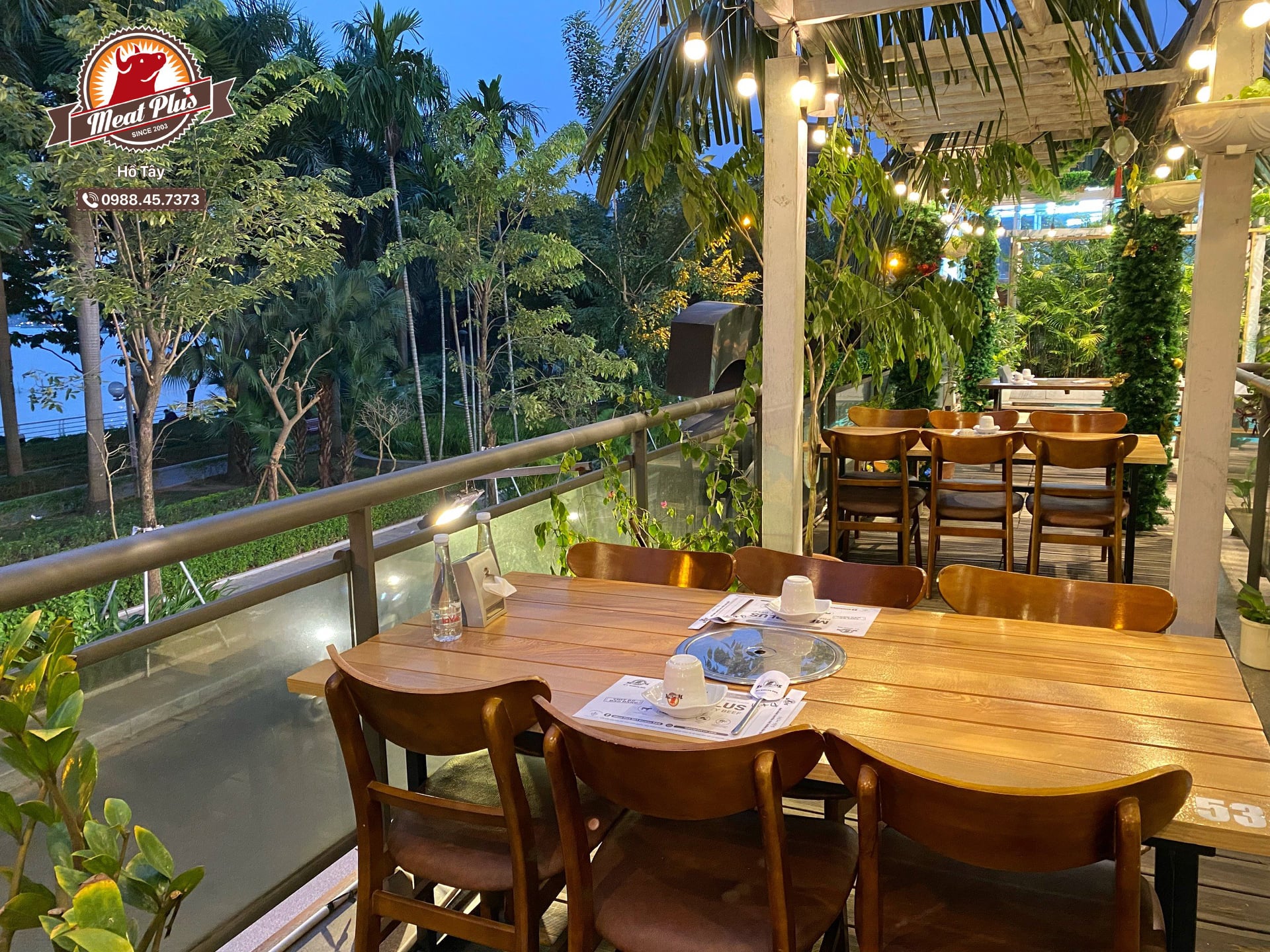 Không gian nhà hàng lãng mạn với view hướng hồ cực chill