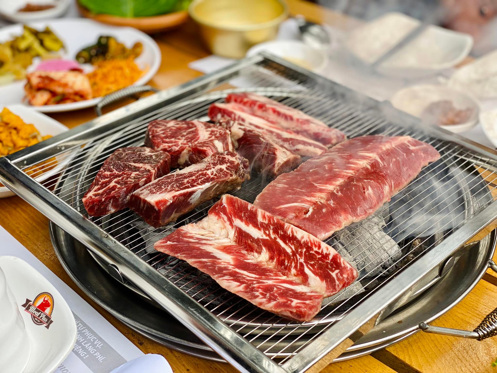 Thịt bò là thức ăn ít gây ngán, và khi thưởng thức theo kiểu Hàn thì chắc chắn sẽ khiến bất kỳ ai cũng phải gật gù về độ ngon của món ăn này