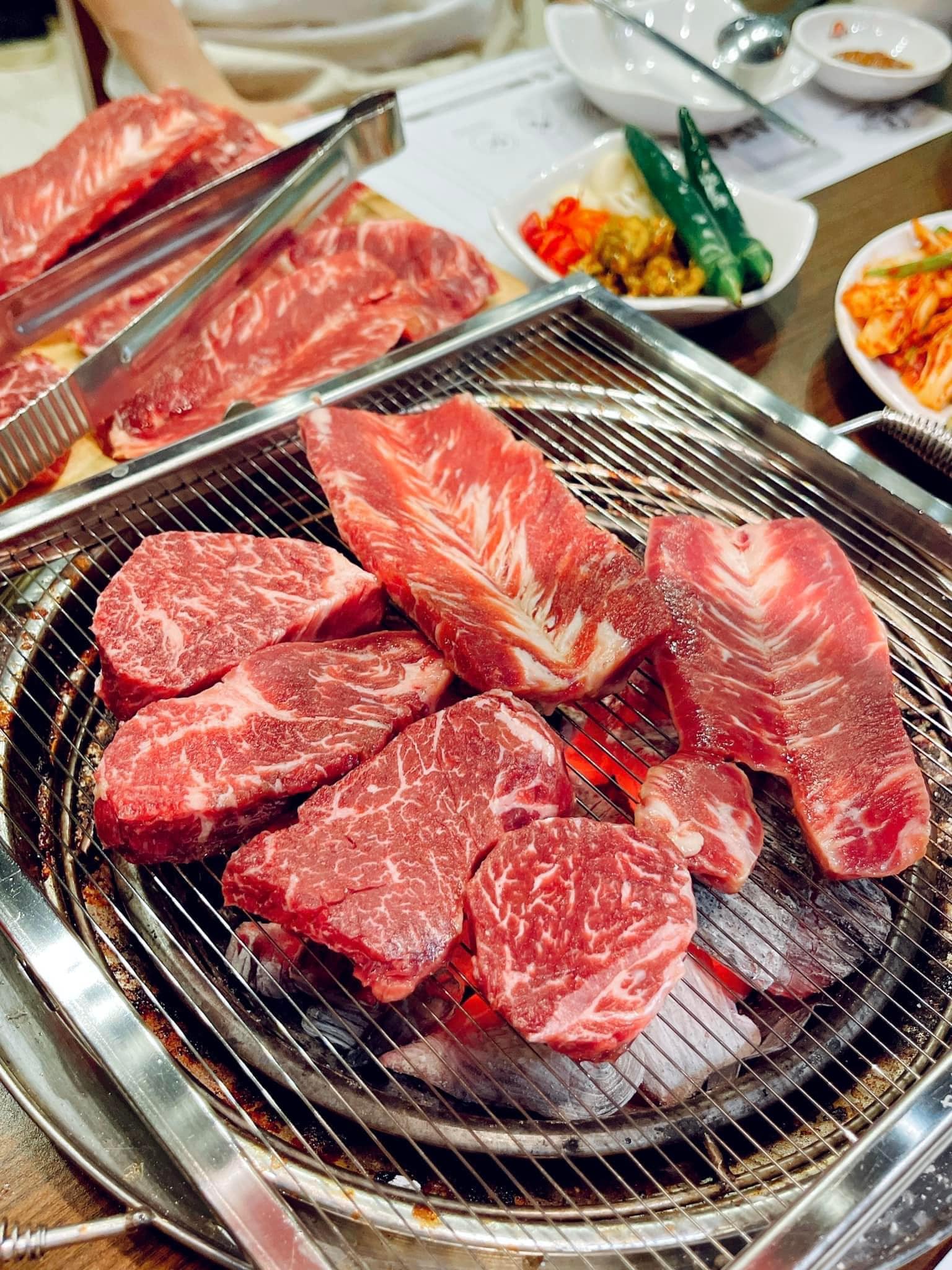 Thịt bò tảng thơm ngon khi được nướng lên, ăn cùng panchan ngon hết nước chấm.