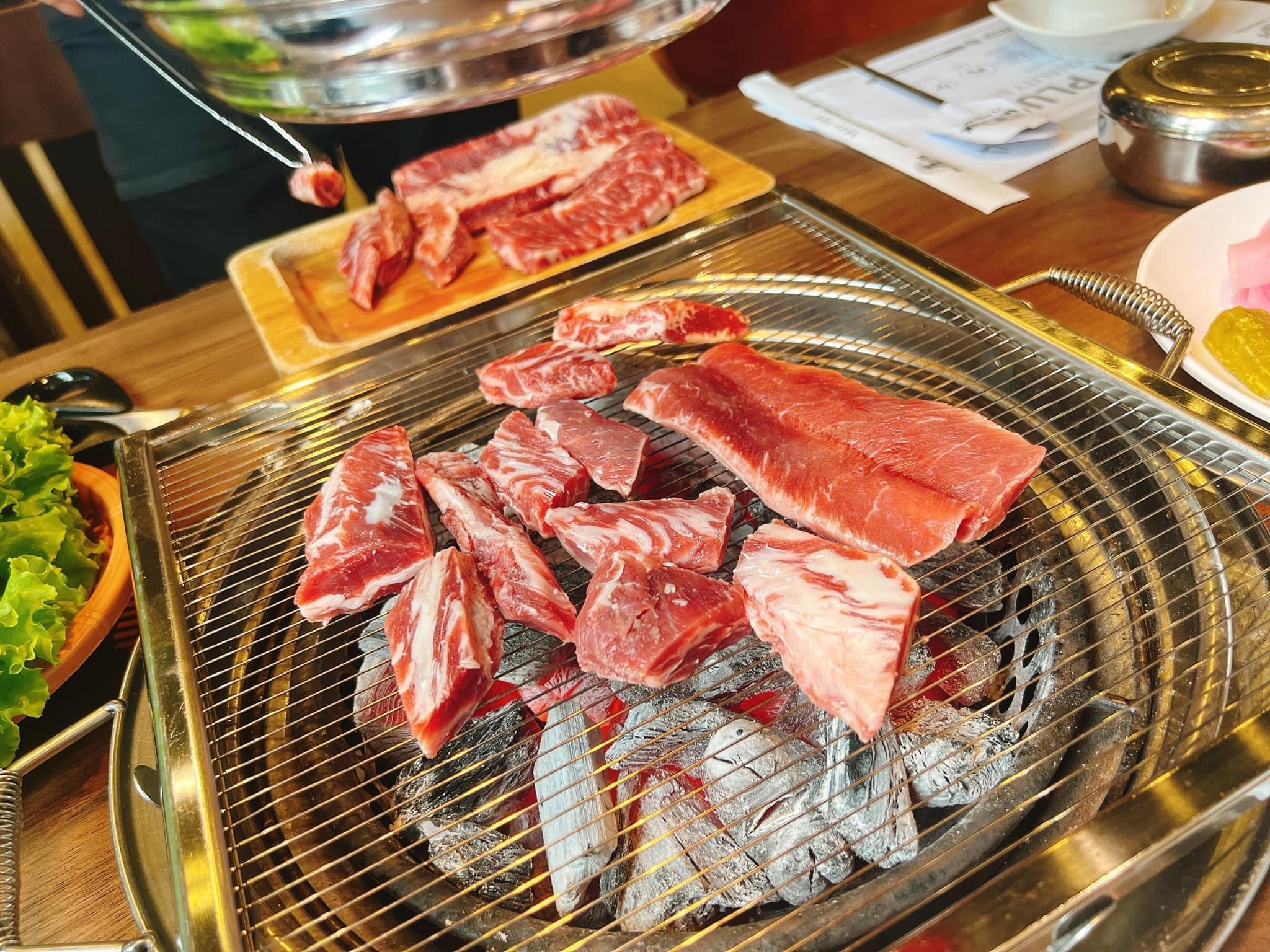 Thịt bò tảng ngọt thơm, ăn kèm panchan càng làm món ăn thêm bùng vị
