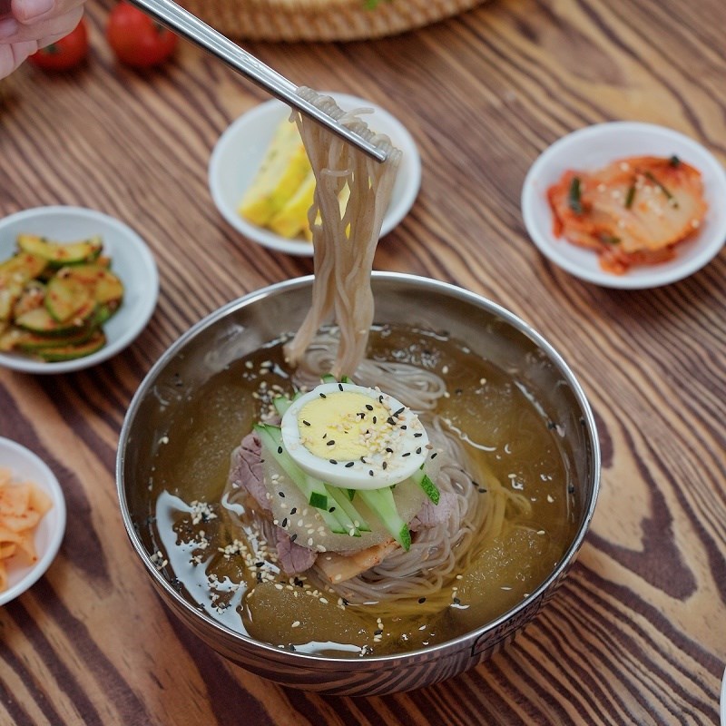 Món mì lạnh Naengmyeon với hương vị mới lạ, cọng mì dai dai, nước dùng mát lạnh đậm đà của bò