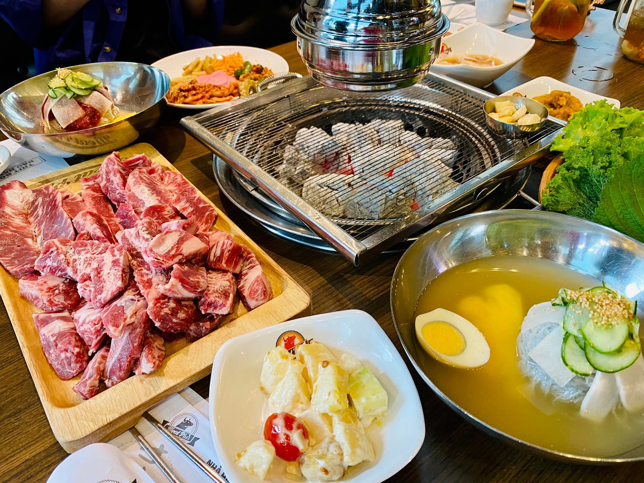 Ngoài thịt bò nướng tảng bạn có thể thưởng thức thêm mì lạnh hay các món chuẩn Hàn