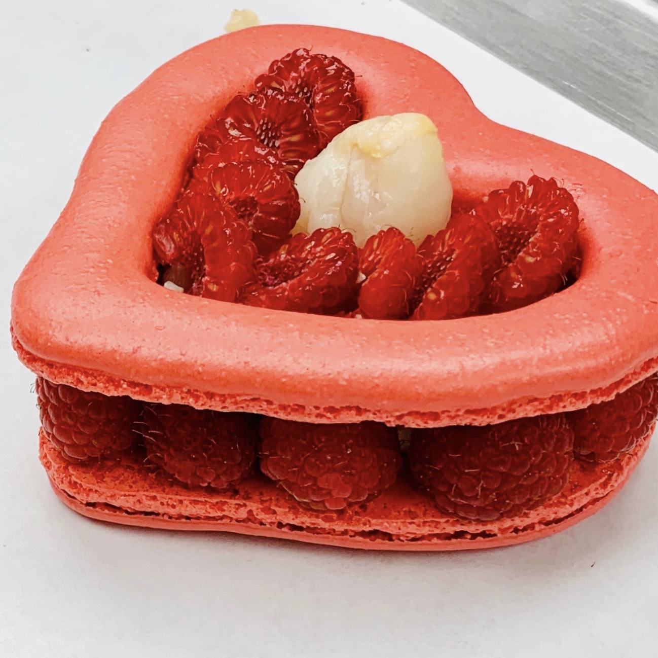 Sweet Valentine Ispahan: Món bánh này có lớp vỏ hạnh nhân giòn và hồng trộn với quả mâm xôi tươi và kem hoa hồng
