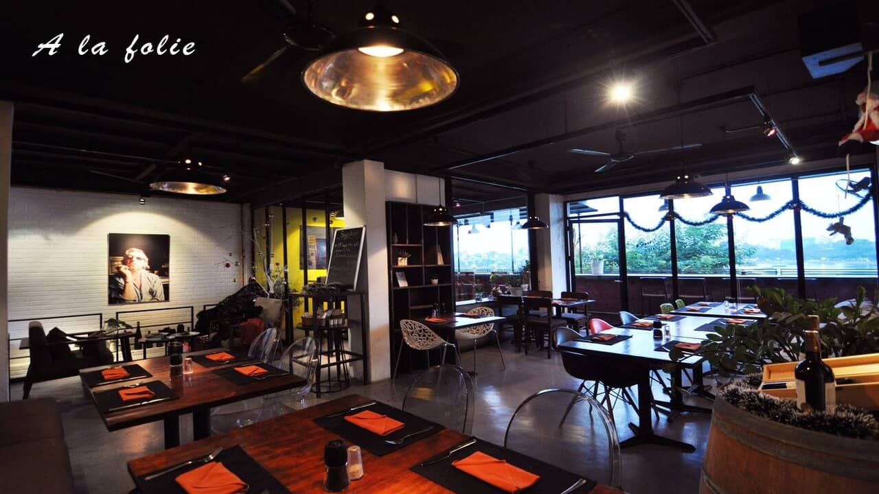 Không gian nhà hàng sang trọng, lịch sự và mang đến cảm giác ấm cúng cho khách