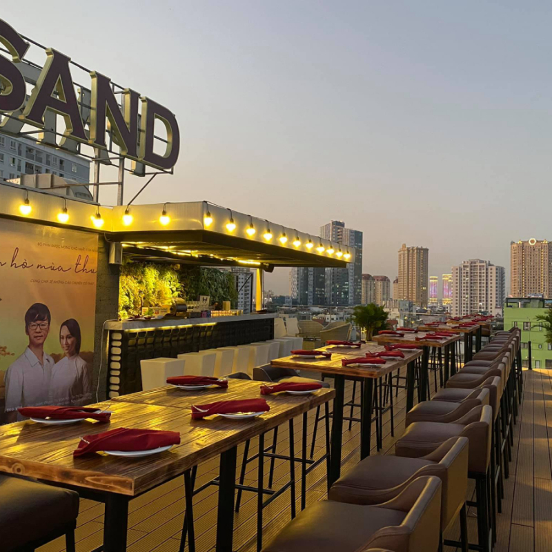 hà hàng Parosand Sky Bar thu hút thực khách nhờ vị trí ngay mặt tiền và tầm nhìn đắt giá ra hồ Tây