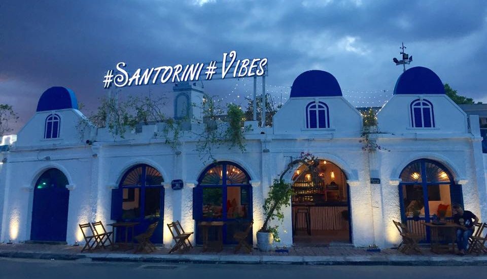 Santorini Vibes Cafe nằm trên đường Nhật Chiêu, Tây Hồ được ví như một Santorini thu nhỏ